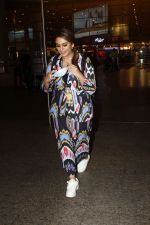 Huma Qureshi seen with colorful attire at the airport on 5 July 2023 (6)_64a4ee8ff18b6.JPG