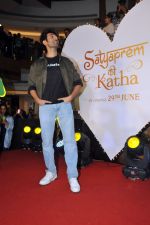 Kartik Aaryan performs with fans at the Inorbit Mall in Mallad on 4 July 2023 (2)_64a4dd219eb40.JPG
