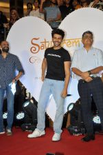 Kartik Aaryan performs with fans at the Inorbit Mall in Mallad on 4 July 2023 (6)_64a4dd2491e5c.JPG