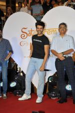 Kartik Aaryan performs with fans at the Inorbit Mall in Mallad on 4 July 2023 (7)_64a4dd259e45d.JPG