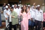 Huma Qureshi and Sharib Hashmi posing with Dabbawalas on the launch day of Film Tarla on 7 July 2023 (12)_64a811f01a099.jpeg