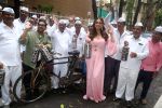 Huma Qureshi and Sharib Hashmi posing with Dabbawalas on the launch day of Film Tarla on 7 July 2023 (13)_64a811f1eff05.jpeg