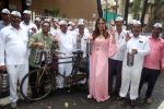 Huma Qureshi and Sharib Hashmi posing with Dabbawalas on the launch day of Film Tarla on 7 July 2023 (17)_64a811f78cd52.jpeg