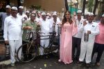 Huma Qureshi and Sharib Hashmi posing with Dabbawalas on the launch day of Film Tarla on 7 July 2023 (18)_64a811f9704a3.jpeg