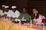 Huma Qureshi and Sharib Hashmi posing with Dabbawalas on the launch day of Film Tarla on 7 July 2023 (31)_64a811fecccd1.jpeg