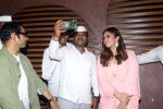 Huma Qureshi and Sharib Hashmi posing with Dabbawalas on the launch day of Film Tarla on 7 July 2023 (34)_64a8120250a49.jpeg