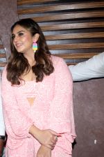 Huma Qureshi posing with Dabbawalas on the launch day of Film Tarla on 7 July 2023 (1)_64a8127c8ab08.jpeg