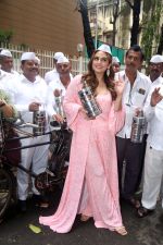 Huma Qureshi posing with Dabbawalas on the launch day of Film Tarla on 7 July 2023 (10)_64a8128ee44ce.jpeg