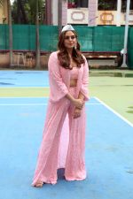 Huma Qureshi posing with Dabbawalas on the launch day of Film Tarla on 7 July 2023 (12)_64a812936f645.jpeg