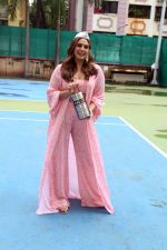 Huma Qureshi posing with Dabbawalas on the launch day of Film Tarla on 7 July 2023 (14)_64a81297e3738.jpeg