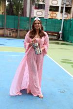 Huma Qureshi posing with Dabbawalas on the launch day of Film Tarla on 7 July 2023 (15)_64a8129a371ac.jpeg