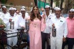 Huma Qureshi posing with Dabbawalas on the launch day of Film Tarla on 7 July 2023 (6)_64a81285d6323.jpeg