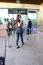 Jasmin Bhasin seen at the airport on 7 July 2023 (12)_64a802c43a7dc.JPG