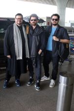 Neil Nitin Mukesh, Nitin Mukesh, Naman Nitin Mukesh seen at the airport on 7 July 2023 (3)_64a8086a2fe02.jpg