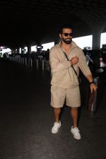 Rithvik Dhanjani in brown seen at the airport on 7 July 2023 (2)_64a81367209dd.JPG