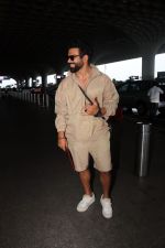 Rithvik Dhanjani in brown seen at the airport on 7 July 2023 (7)_64a8136f48c2d.JPG
