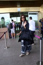 Shilpa Shetty seen at the airport on 7 July 2023 (4)_64a7f9ceebec3.JPG