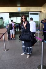 Shilpa Shetty seen at the airport on 7 July 2023 (5)_64a7f9d0a4fd1.JPG