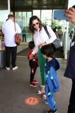 Sunny Leone with kids Asher, Noah seen at the airport on 7 July 2023 (1)_64a80b9eaed88.JPG