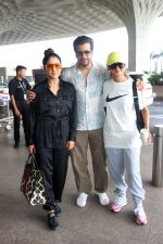Shakti Mohan, Neeti Mohan and Nihar Pandya seen at the airport on 8 July 2023 (12)_64a94fa88127d.JPG