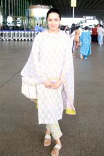 Shraddha Kapoor seen natural at the airport on 8 July 2023 (10)_64a94d03b3edd.jpg