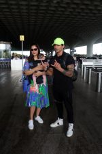 Bipasha Basu seen carrying her baby girl and posing for camera with hubby Karan Singh Grover on 9 July 2023 (10)_64ac07371a1a5.JPG