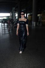 Urvashi Rautela dressed in Black seen at the airport on 13 July 2023 (3)_64afc45055dae.JPG