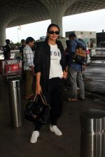 Surveen Chawla seen at the airport on 18 July 2023 (14)_64b6914b9e0a6.JPG