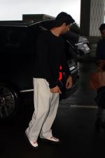 Sidharth Malhotra seen at the airport on 19 July 2023 (2)_64b7d8d2ac977.jpg