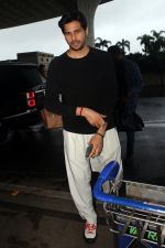 Sidharth Malhotra seen at the airport on 19 July 2023 (3)_64b7d8d3614bf.jpg