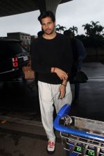 Sidharth Malhotra seen at the airport on 19 July 2023 (4)_64b7d8d493f56.jpg