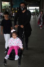 Raj Kundra, Samisha Raj Kundra, Sunanda Shetty, Vivaan Raj Kundra seen at the airport on 21 July 2023 (24)_64ba87264b5e0.jpg