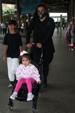 Raj Kundra, Samisha Raj Kundra, Sunanda Shetty, Vivaan Raj Kundra seen at the airport on 21 July 2023 (25)_64ba8727cd0bc.jpg