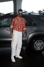 Angad Bedi seen at the airport on 26 July 2023 (1)_64c12228eb777.JPG