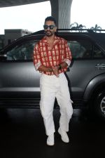 Angad Bedi seen at the airport on 26 July 2023 (3)_64c1222d8e50b.JPG