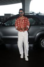 Angad Bedi seen at the airport on 26 July 2023 (4)_64c12230013e9.JPG