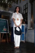 Khushi Kapoor seen outside Olive Restaurant for lunch in Bandra on 26 July 2023 (14)_64c12bf3332ba.jpeg