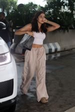 Janhvi Kapoor seen at the airport on 27 July 2023 (16)_64c23cd1255ce.jpg