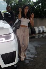 Janhvi Kapoor seen at the airport on 27 July 2023 (19)_64c23cd2a38ab.jpg
