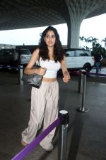 Janhvi Kapoor seen at the airport on 27 July 2023 (4)_64c23cbd2780d.JPG