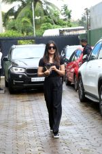 Rashmika Mandanna seen at the location in Versova on 2nd August 2023 (3)_64ca55fd8ecfd.jpeg