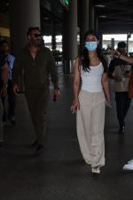 Ajay Devgn with daughter Nysa Devgan seen at the airport on 5th August 2023 (30)_64ce072c5e882.jpg
