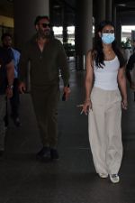 Ajay Devgn with daughter Nysa Devgan seen at the airport on 5th August 2023 (31)_64ce072d30201.jpg
