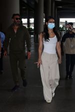Ajay Devgn with daughter Nysa Devgan seen at the airport on 5th August 2023 (32)_64ce072ddf285.jpg