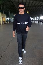 Sonu Sood seen at the airport on 5th August 2023 (11)_64ce089504860.JPG