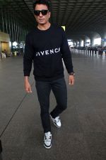 Sonu Sood seen at the airport on 5th August 2023 (13)_64ce089bf2fc9.JPG