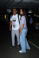 Abhishek Kapoor and Pragya Kapoor seen at the airport on 7th August 2023 (11)_64d0e97104a63.JPG
