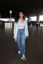 Karishma Tanna seen at the airport on 7th August 2023 (16)_64d0d4bd8dec7.JPG