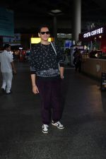 Vijay Varma Spotted At Airport on 8th August 2023 (2)_64d3471ccf455.JPG