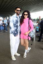 Angad Bedi and Saiyami Kher spotted at the Airport on 11th August 2023 (12)_64d744be6ea31.JPG
